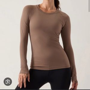 Special addition Athleta Momentum cropped long sleeve.